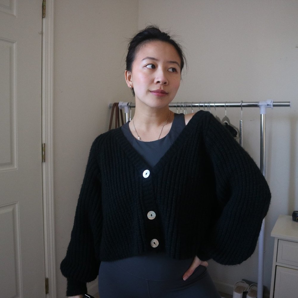 BLACK CROPPED KNIT CARDIGAN (LIKE PRETTY NEW)
